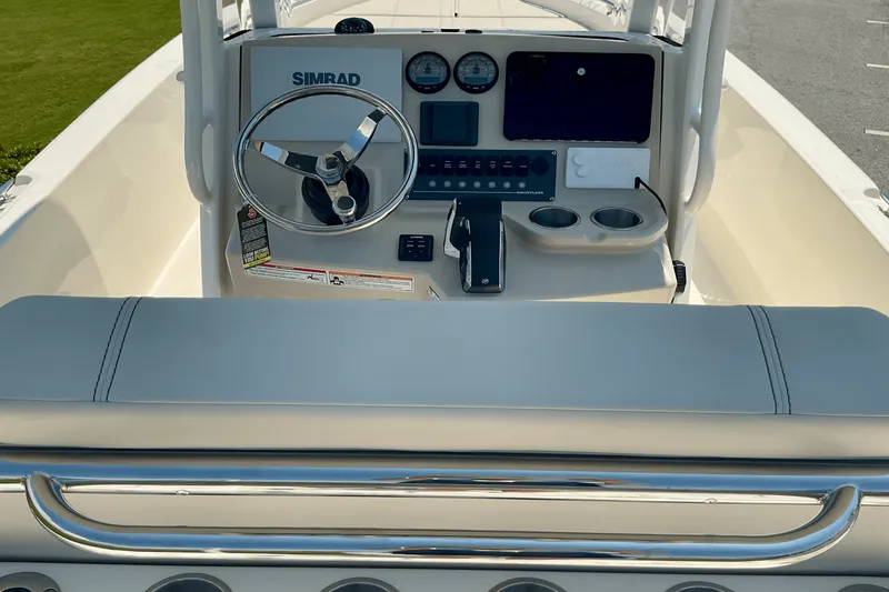 Slide: The Image of Boston Whaler 250 Dauntless 2026 - 8