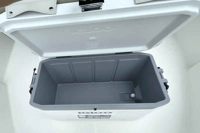 Slide: The Image of Boston Whaler 170 Montauk 2026 - 15