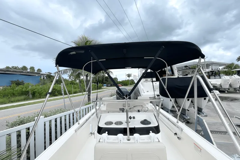 Slide: The Image of Boston Whaler 170 Montauk 2026 - 18