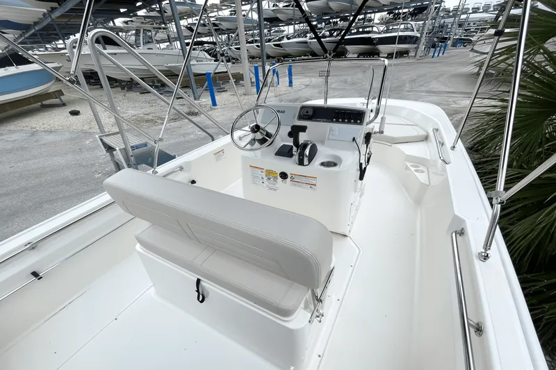 Slide: The Image of Boston Whaler 170 Montauk 2026 - 5