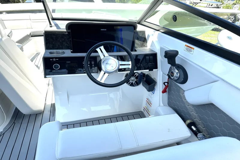 Slide: The Image of Sea Ray 270 SDX OB 2020 - 6