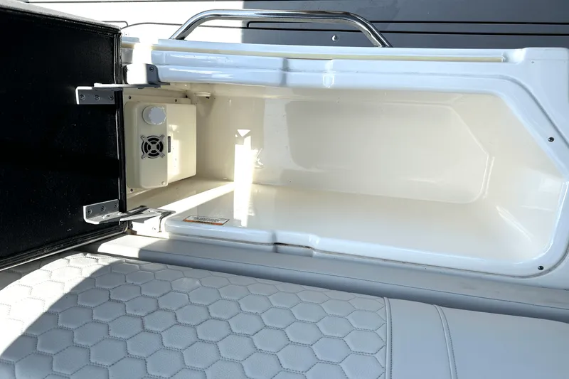 Slide: The Image of Sea Ray 270 SDX OB 2020 - 8