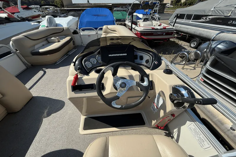 Slide: The Image of Sun Tracker 24 PARTY BARGE 2016 - 11