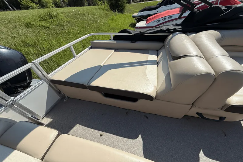 Slide: The Image of Sun Tracker 24 PARTY BARGE 2016 - 16