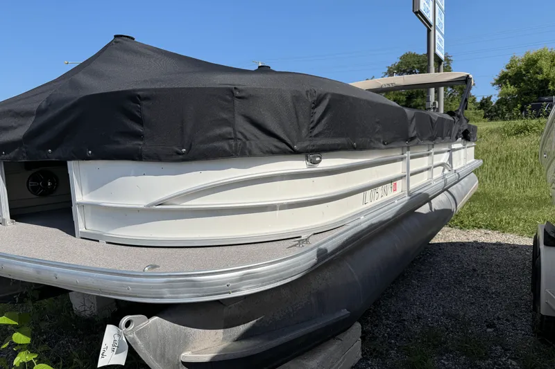 Slide: The Image of Sun Tracker 24 PARTY BARGE 2016 - 2