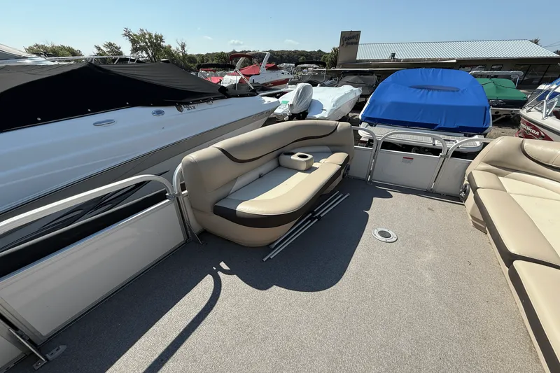 Slide: The Image of Sun Tracker 24 PARTY BARGE 2016 - 21