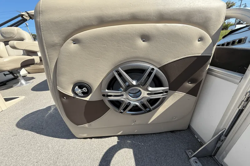 Slide: The Image of Sun Tracker 24 PARTY BARGE 2016 - 24