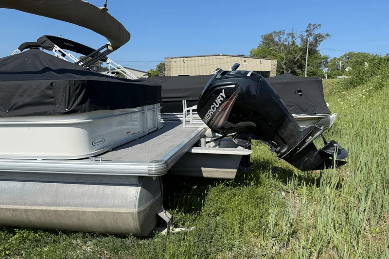 Slide: The Image of Sun Tracker 24 PARTY BARGE 2016 - 3