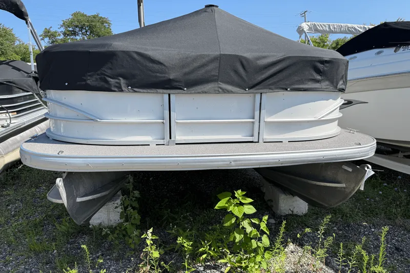 Slide: The Image of Sun Tracker 24 PARTY BARGE 2016 - 30