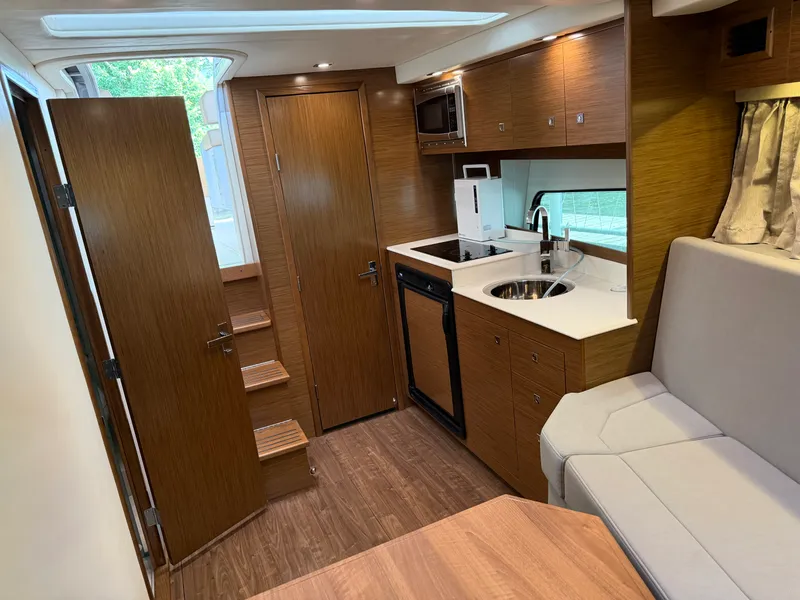 Slide: The Image of Cruisers 390 EXPRESS COUPE 2015 - 13