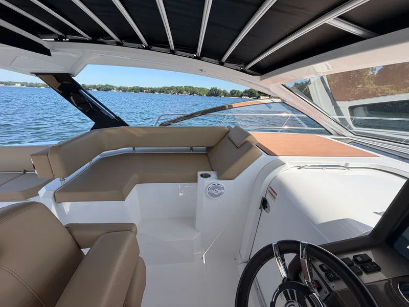 Slide: The Image of Cruisers 390 EXPRESS COUPE 2015 - 34