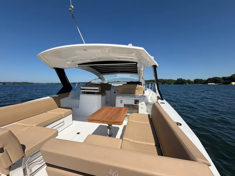 Slide: The Image of Cruisers 390 EXPRESS COUPE 2015 - 40