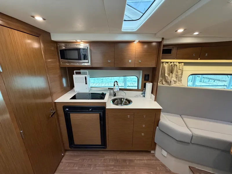 Slide: The Image of Cruisers 390 EXPRESS COUPE 2015 - 14