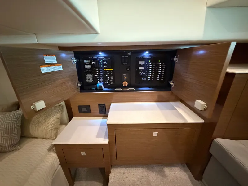 Slide: The Image of Cruisers 390 EXPRESS COUPE 2015 - 24