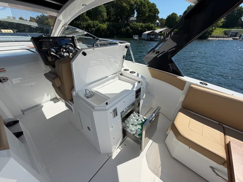 Slide: The Image of Cruisers 390 EXPRESS COUPE 2015 - 37