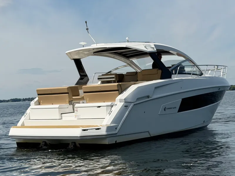 Slide: The Image of Cruisers 390 EXPRESS COUPE 2015 - 4