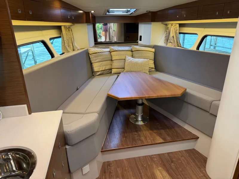 Slide: The Image of Cruisers 390 EXPRESS COUPE 2015 - 15
