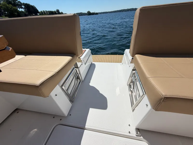 Slide: The Image of Cruisers 390 EXPRESS COUPE 2015 - 38