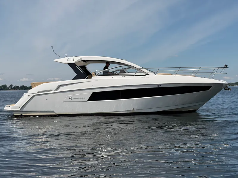 Slide: The Image of Cruisers 390 EXPRESS COUPE 2015 - 6