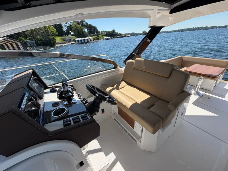 Slide: The Image of Cruisers 390 EXPRESS COUPE 2015 - 36
