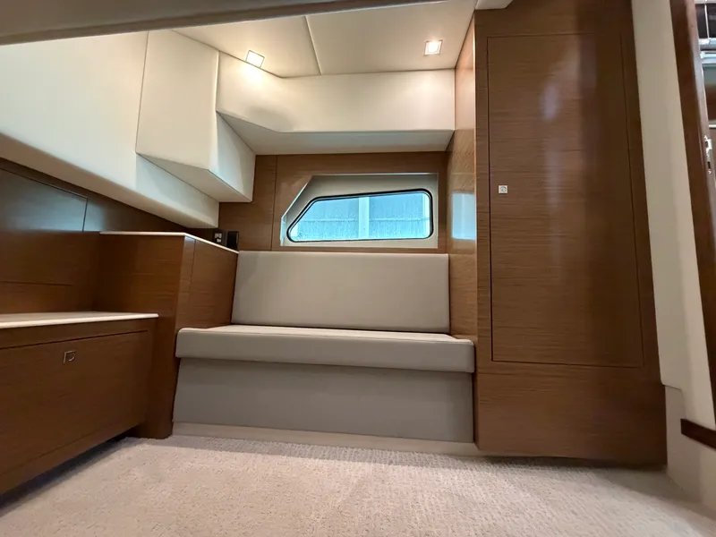 Slide: The Image of Cruisers 390 EXPRESS COUPE 2015 - 29