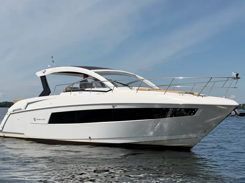 Slide: The Image of Cruisers 390 EXPRESS COUPE 2015 - 7