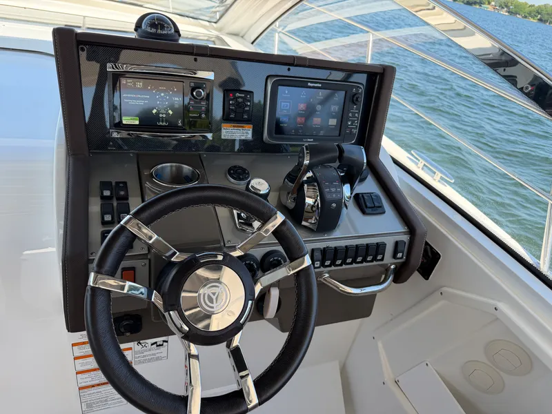 Slide: The Image of Cruisers 390 EXPRESS COUPE 2015 - 48