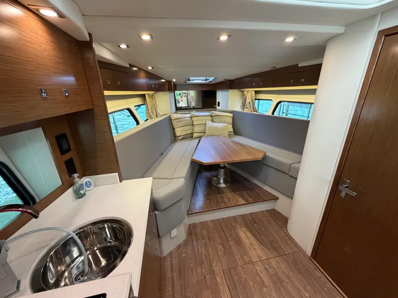 Slide: The Image of Cruisers 390 EXPRESS COUPE 2015 - 11