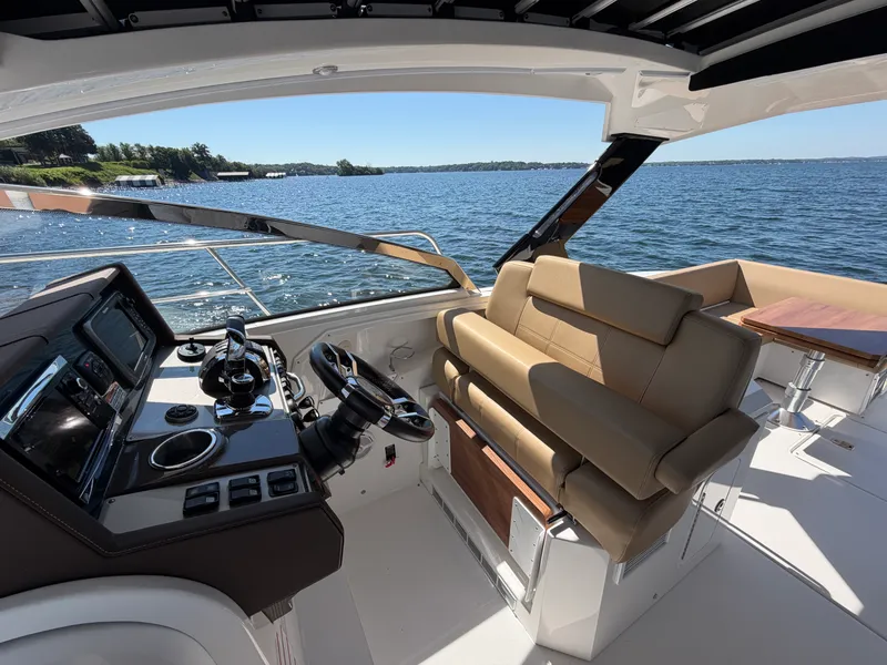 Slide: The Image of Cruisers 390 EXPRESS COUPE 2015 - 35