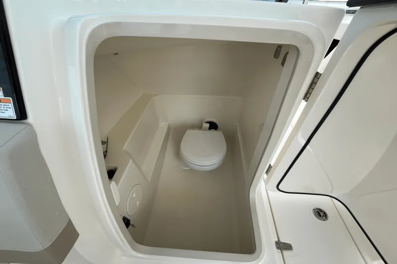 Slide: The Image of Boston Whaler 240 Vantage 2026 - 10