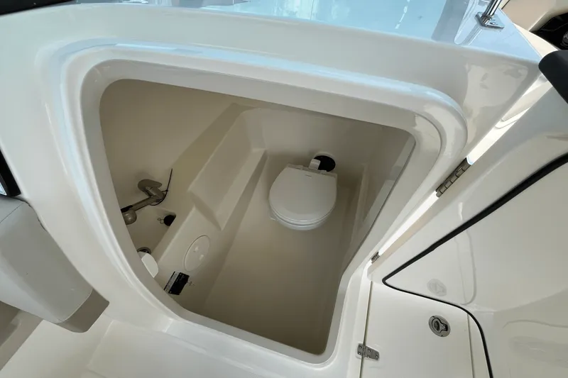 Slide: The Image of Boston Whaler 240 Vantage 2026 - 11