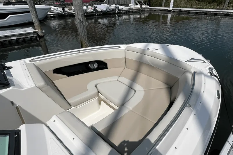 Slide: The Image of Boston Whaler 240 Vantage 2026 - 13
