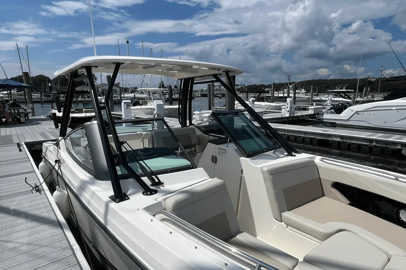 Slide: The Image of Boston Whaler 240 Vantage 2026 - 14