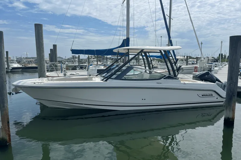 Slide: The Image of Boston Whaler 240 Vantage 2026 - 15