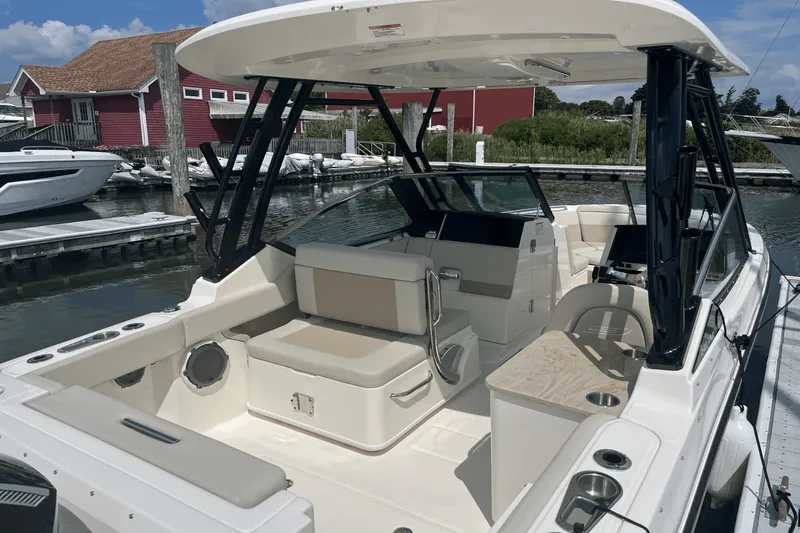 Slide: The Image of Boston Whaler 240 Vantage 2026 - 2