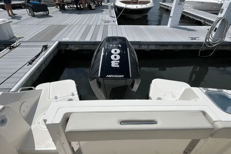 Slide: The Image of Boston Whaler 240 Vantage 2026 - 3