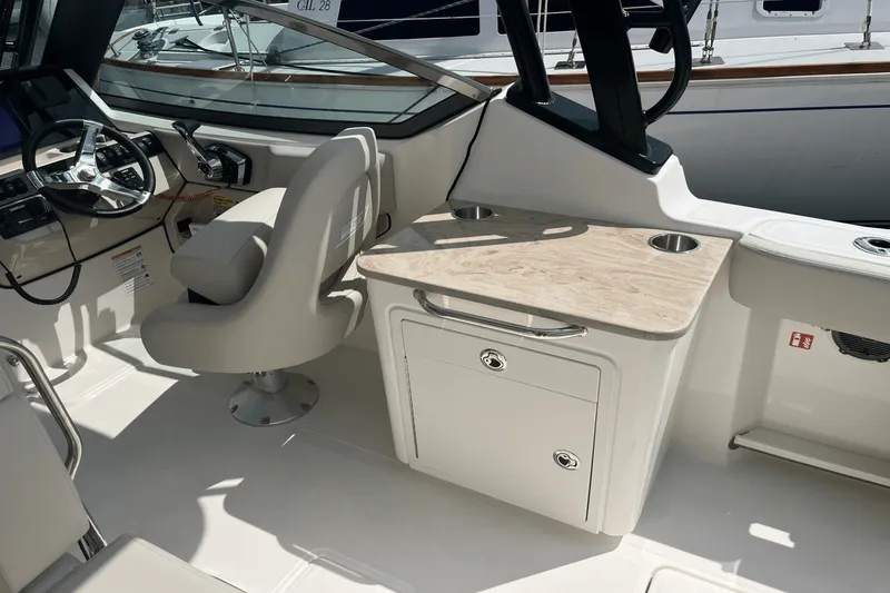 Slide: The Image of Boston Whaler 240 Vantage 2026 - 7