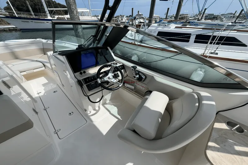 Slide: The Image of Boston Whaler 240 Vantage 2026 - 8