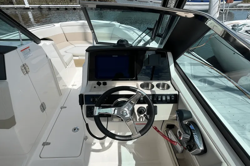 Slide: The Image of Boston Whaler 240 Vantage 2026 - 9