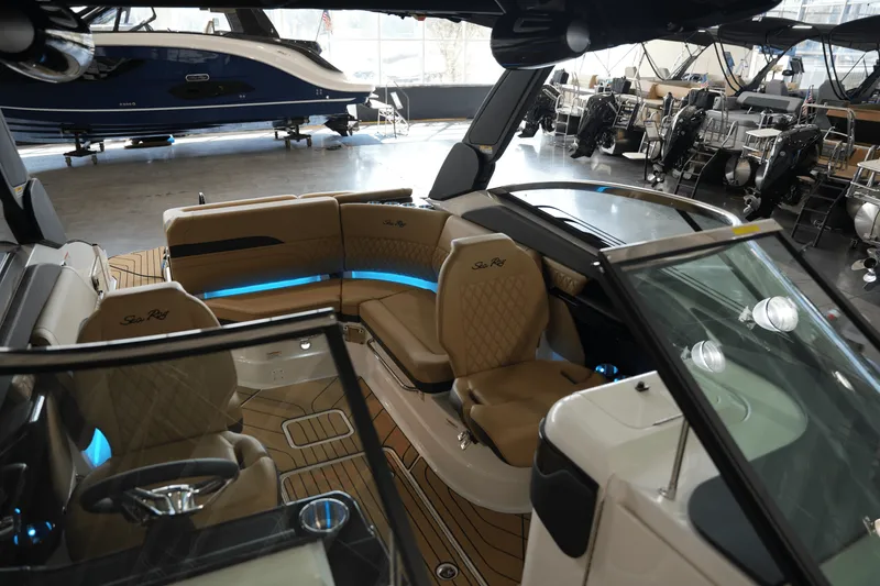 Slide: The Image of Sea Ray SLX 260 2026 - 13