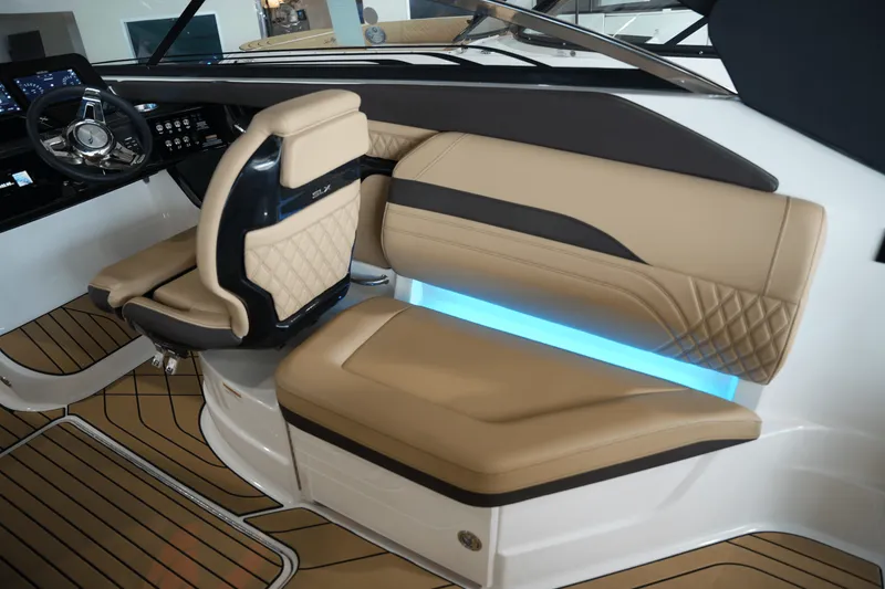 Slide: The Image of Sea Ray SLX 260 2026 - 14