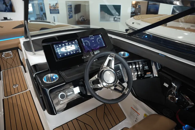 Slide: The Image of Sea Ray SLX 260 2026 - 18