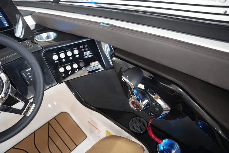 Slide: The Image of Sea Ray SLX 260 2026 - 19