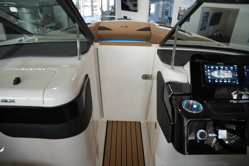 Slide: The Image of Sea Ray SLX 260 2026 - 26