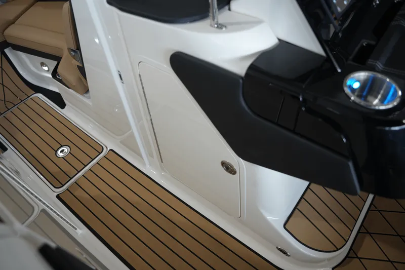 Slide: The Image of Sea Ray SLX 260 2026 - 27