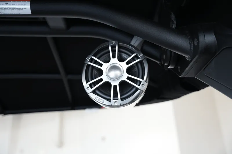 Slide: The Image of Sea Ray SLX 260 2026 - 35