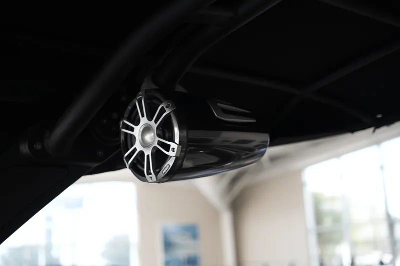 Slide: The Image of Sea Ray SLX 260 2026 - 36