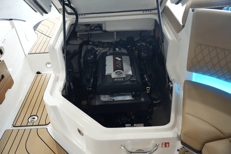 Slide: The Image of Sea Ray SLX 260 2026 - 37