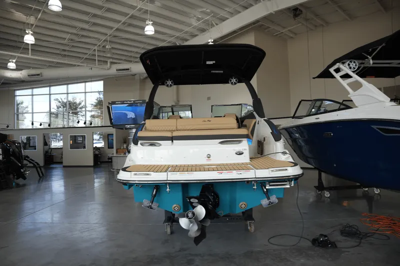 Slide: The Image of Sea Ray SLX 260 2026 - 5