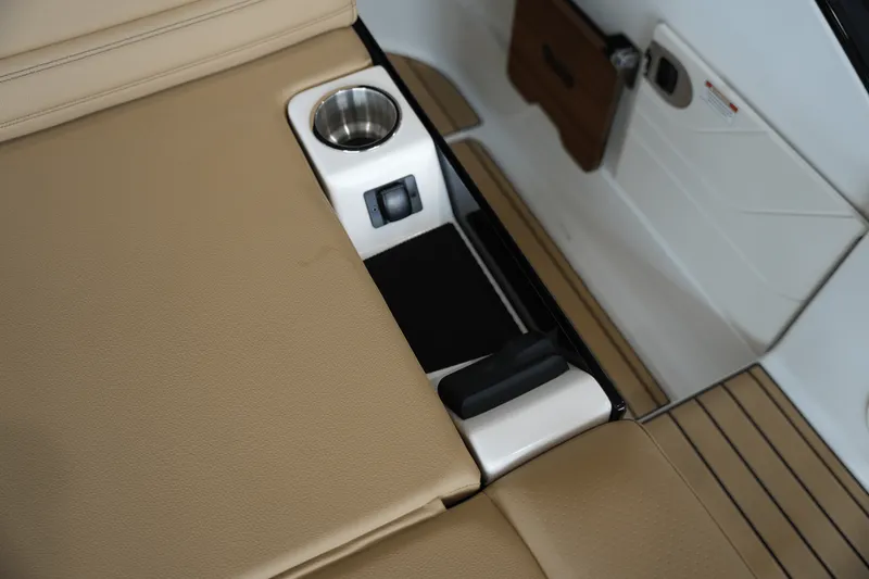 Slide: The Image of Sea Ray SLX 260 2026 - 9